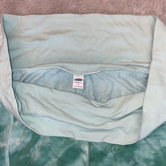 Old navy maternity shorts - Picture 3 of 3